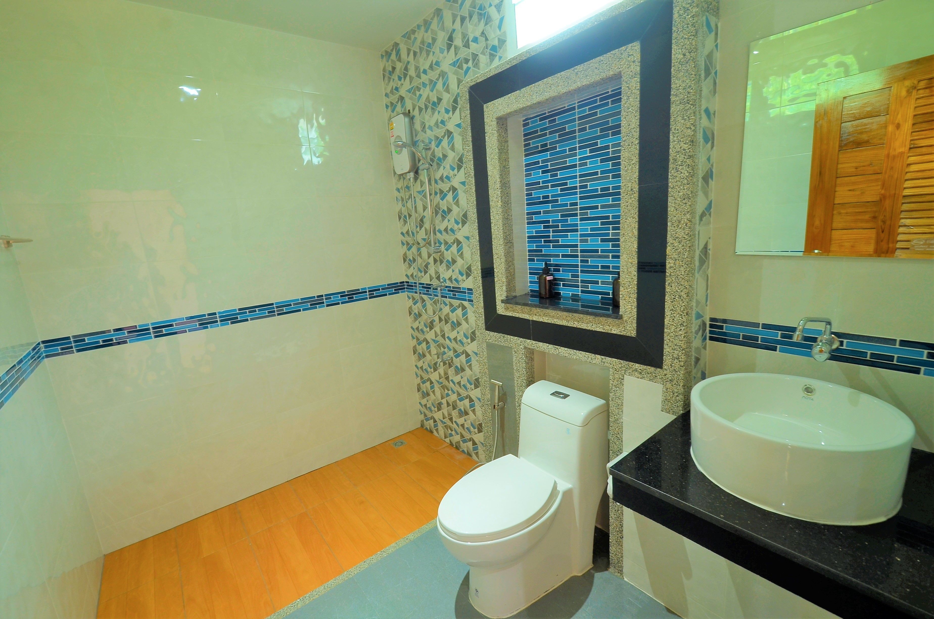 standard room, 1 queen bed | bathroom | shower, free toiletries, hair dryer, towels