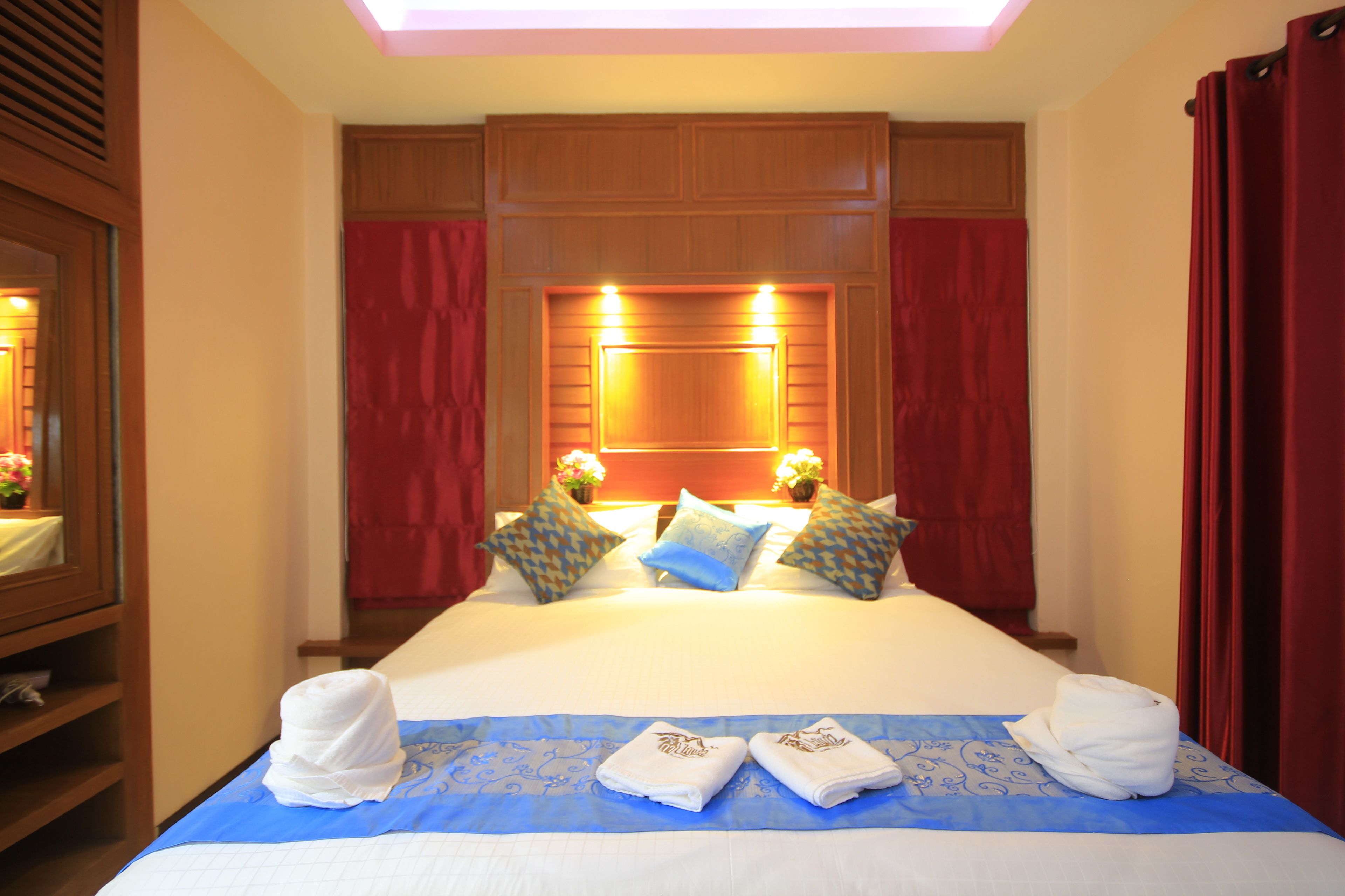 minibar, in-room safe, free wifi, bed sheets