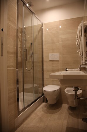 Chambre Standard double ou avec lits jumeaux, 1 chambre, salle de bain privée | Salle de bain | Douche, douche cascade, articles de toilette (gratuits)