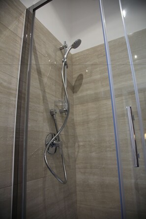 Standard Double or Twin Room, 1 Bedroom, Private Bathroom, Courtyard View | Bathroom shower - B&B Federica's House in Rome (Rome)