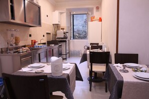 Tägliches inbegriffenes kontinentales Frühstück