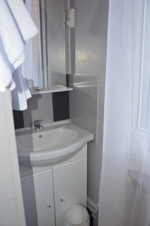 經濟雙人房 | 浴室 | 免費梳洗用品、提供毛巾