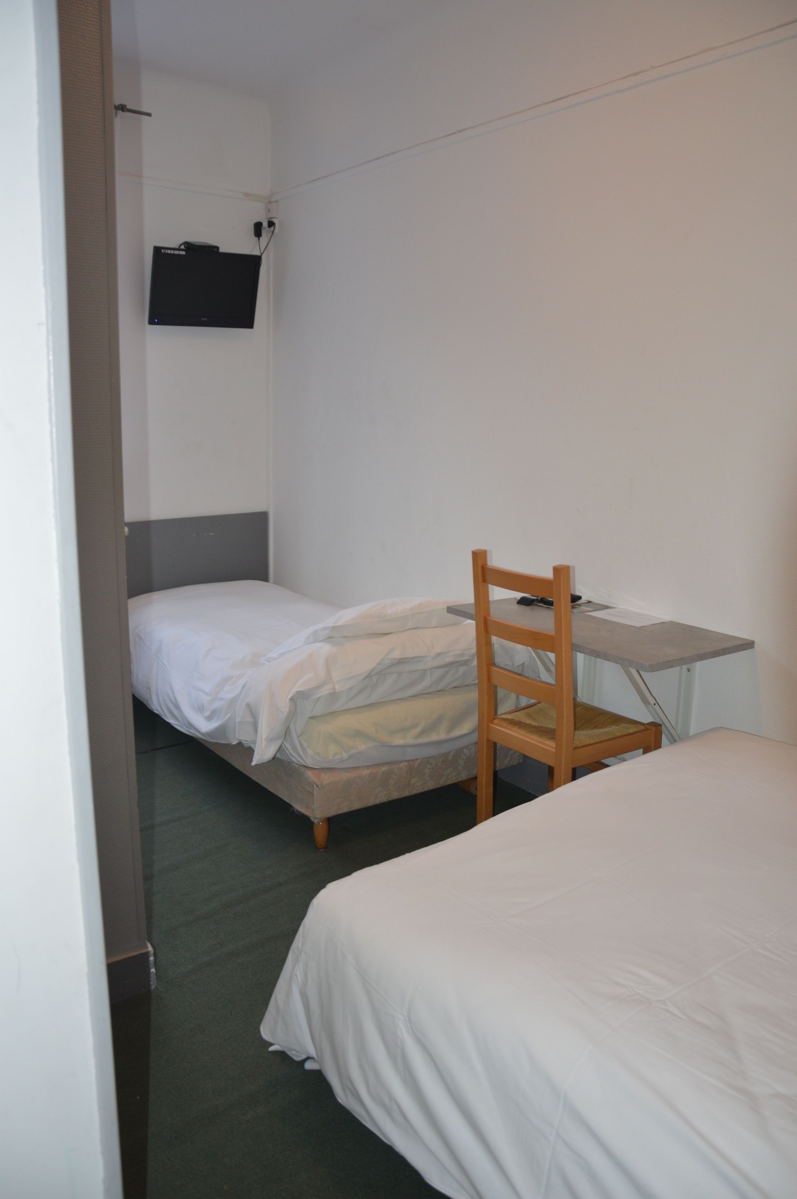 Escritorio, wifi gratis y ropa de cama 