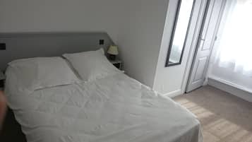 Quarto casal standard | Escrivaninha, Wi-Fi de cortesia, roupa de cama