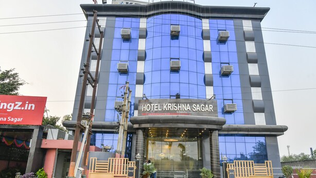 Un hotel con fachada moderna, ventanas amplias y una entrada destacada.