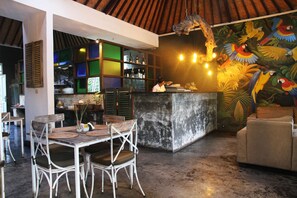 Breakfast, lunch, dinner served; international cuisine  - Sapodilla Ubud (Ubud)