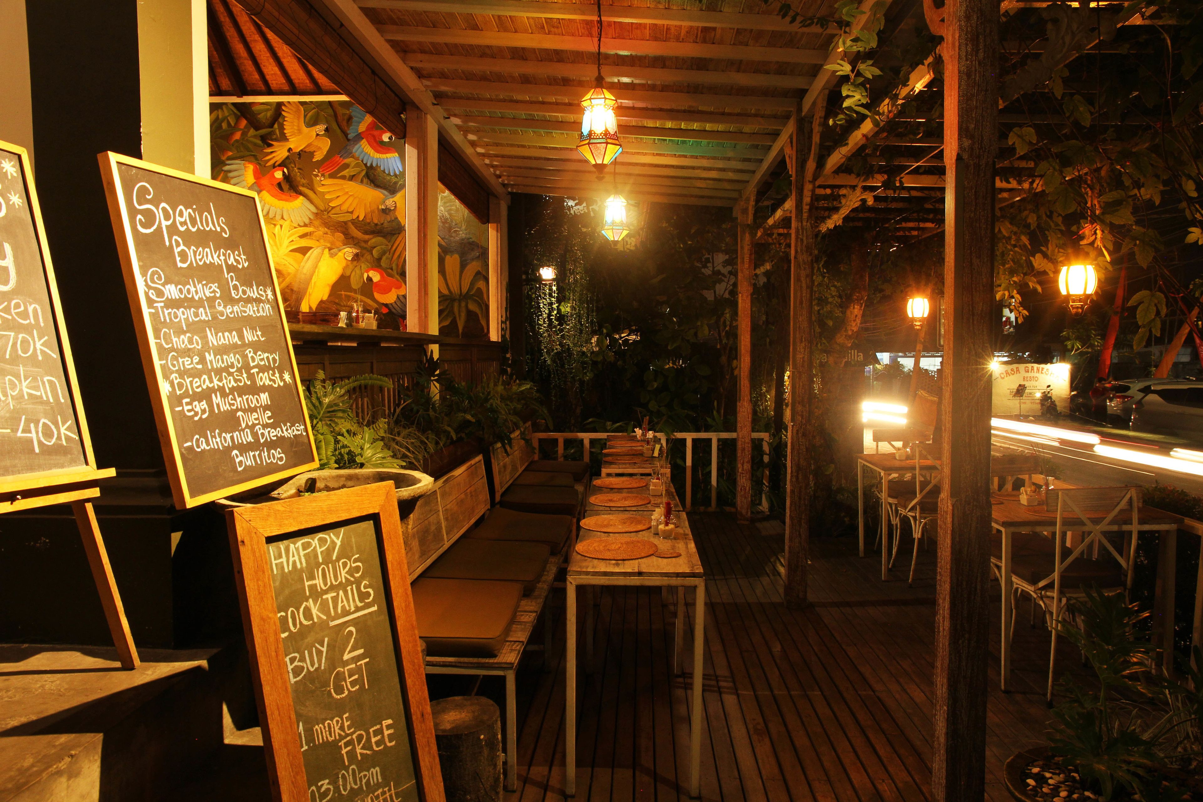 breakfast, lunch, dinner served; international cuisine