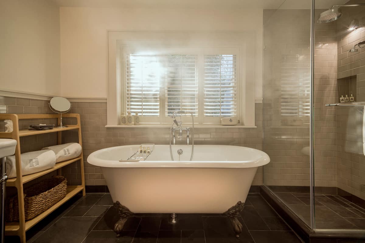 superior double room, non smoking | bathroom | free toiletries, hair dryer, bathrobes, slippers