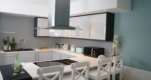 Luxury Apartment, 2 Bedrooms, City View (The Emerald) | Private kitchen - St Anns Square Apartments (Manchester)