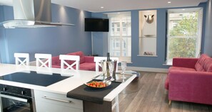 Appartement luxueux, 2 chambres, vue sur la ville (The Moonstone) | Cuisine privée | Réfrigérateur grande capacité avec congélateur, four à micro-ondes