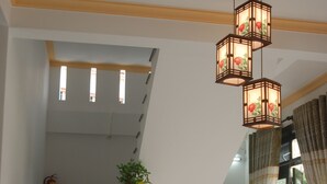 Una escalera que lleva a un rellano con un banco de madera y una planta en maceta.
