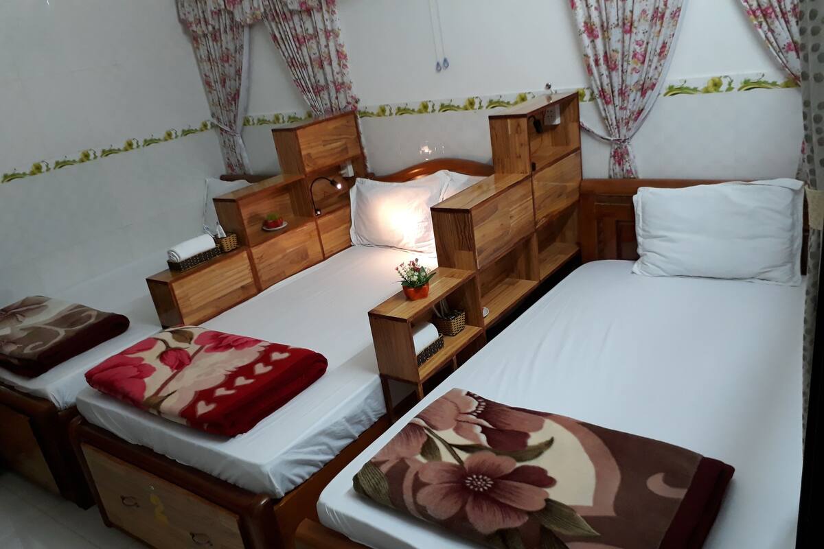 Dormitorio compartido, dormitorio mixto | Sala de estar | Televisión LCD de 29 pulgadas con canales por cable y televisión
