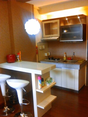 Fridge, stovetop, electric kettle, cookware/dishes/utensils - Apartemen The Suites Metro Yudis (Bandung)