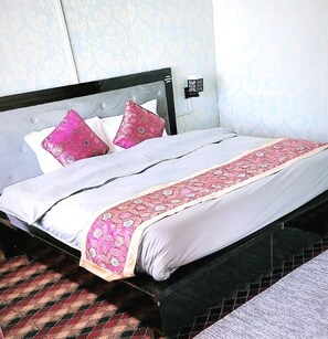 Escritorio, camas plegables/adicionales y ropa de cama 