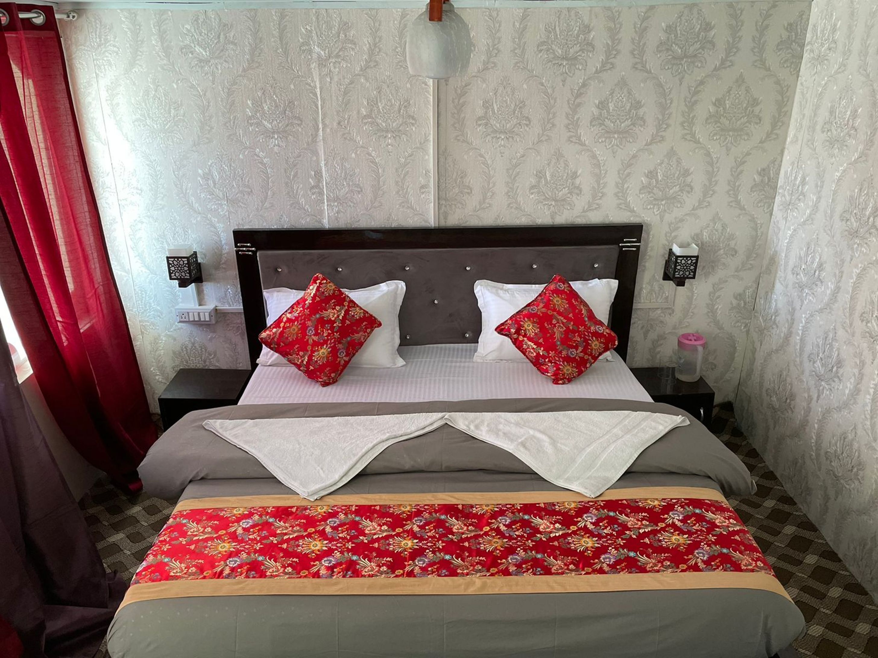 Deluxe Cottage | Desk, rollaway beds, bed sheets