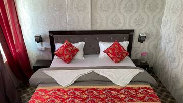 Deluxe Cottage | Desk, rollaway beds, bed sheets