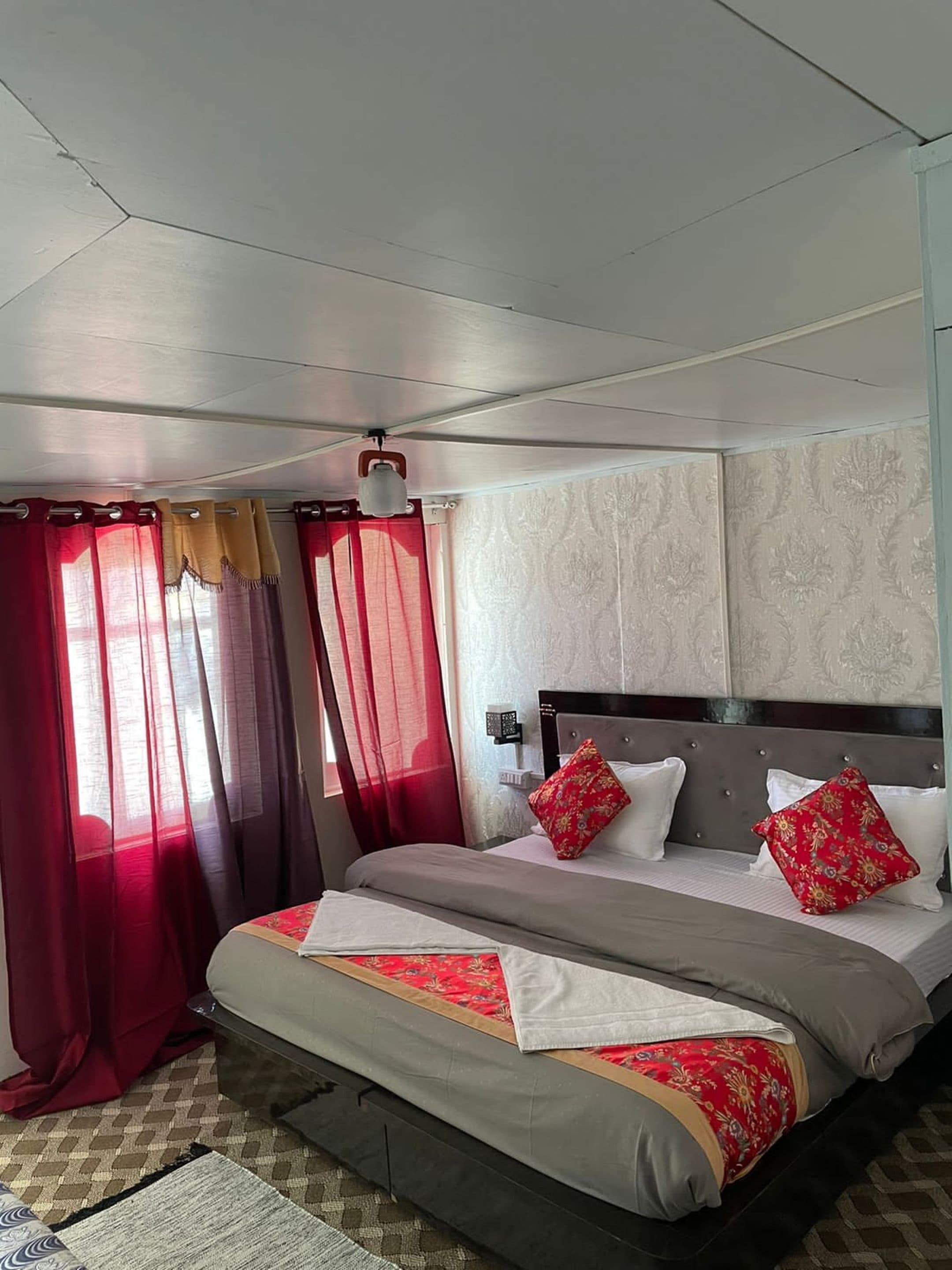 Deluxe Cottage | Desk, rollaway beds, bed sheets