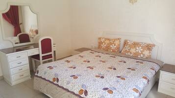 Skrivebord, lydisolert, strykejern/-brett og wi-fi (inkludert)