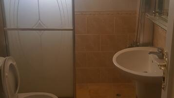 Dobbeltrom for 1 person – familie, 2 soverom | Bad | Dusj, toalettartikler (inkludert), bidé og håndklær