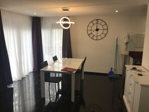 Luksuskattohuoneisto, 1 makuuhuone, kylpyamme, puolikerroksessa (AKTION) | 1 makuuhuone, ylelliset vuodevaatteet, silitysrauta/-lauta