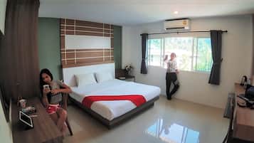 Una habitación de hotel moderna con una cama grande, un escritorio y una ventana con cortinas.