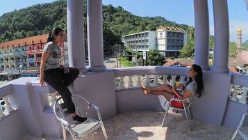 Blackout curtains, free WiFi, bed sheets