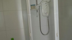Căn hộ, 2 phòng ngủ | Phòng tắm | Dép đi trong nhà 