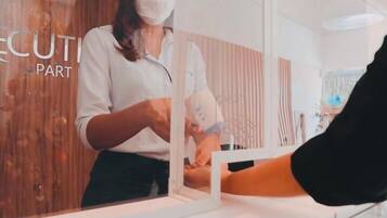 Uma pessoa a fazer uma manicure.