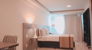 客房内保险箱、办公桌、遮光窗帘、免费 WiFi