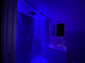 Kamar Comfort | Kamar mandi | Shower, pancuran hujan, pengering rambut, dan sandal