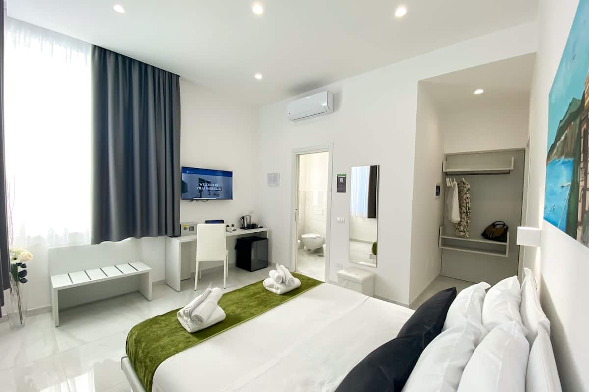 Phòng Deluxe | Chăn bông, nệm cao su hoạt tính (memory foam), minibar