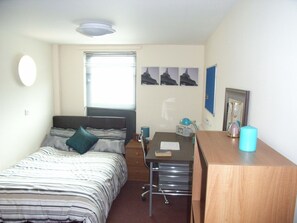 Double Room, Ensuite (with shower) | 1 bedroom, desk, iron/ironing board, free WiFi - Alton Apartments (Bradford)