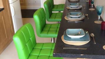 Double Room, Ensuite (with shower) | Dapur peribadi | Peti sejuk/penyejuk beku saiz penuh, ketuhar gelombang mikro, ketuhar