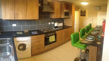 Double Room, Ensuite (with shower) | Private kitchen | Full-sized fridge, microwave, oven, stovetop