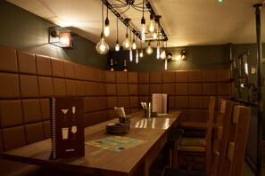 2 restaurants; breakfast, lunch, and dinner served - The Horse & Jockey Wessington (Alfreton)