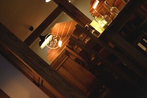 2 间餐厅，供应早餐、午餐和晚餐，英国菜