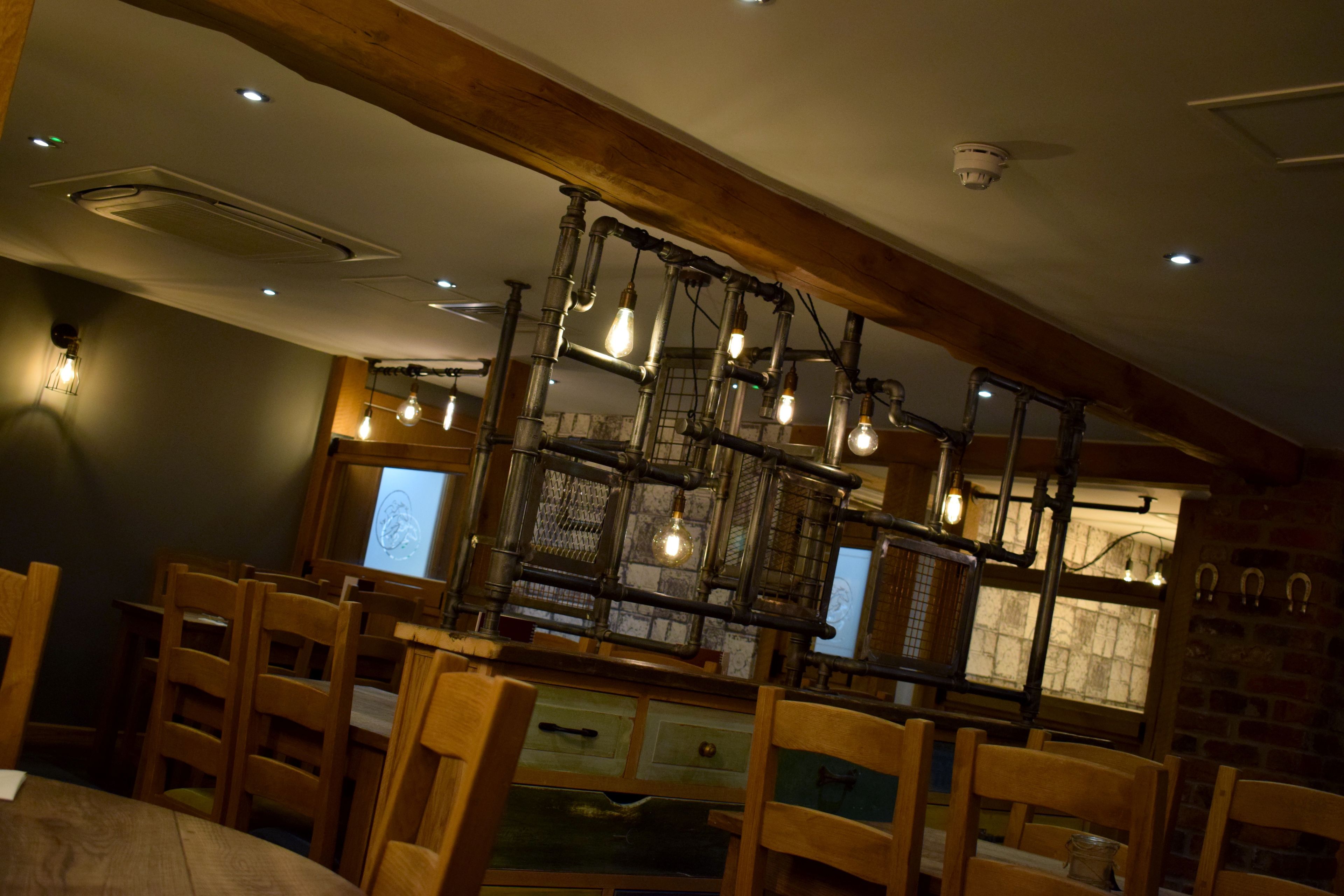 2 间餐厅，供应早餐、午餐和晚餐，英国菜