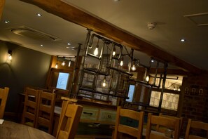 2 restaurants servant le petit déjeuner, spécialités Cuisine anglaise