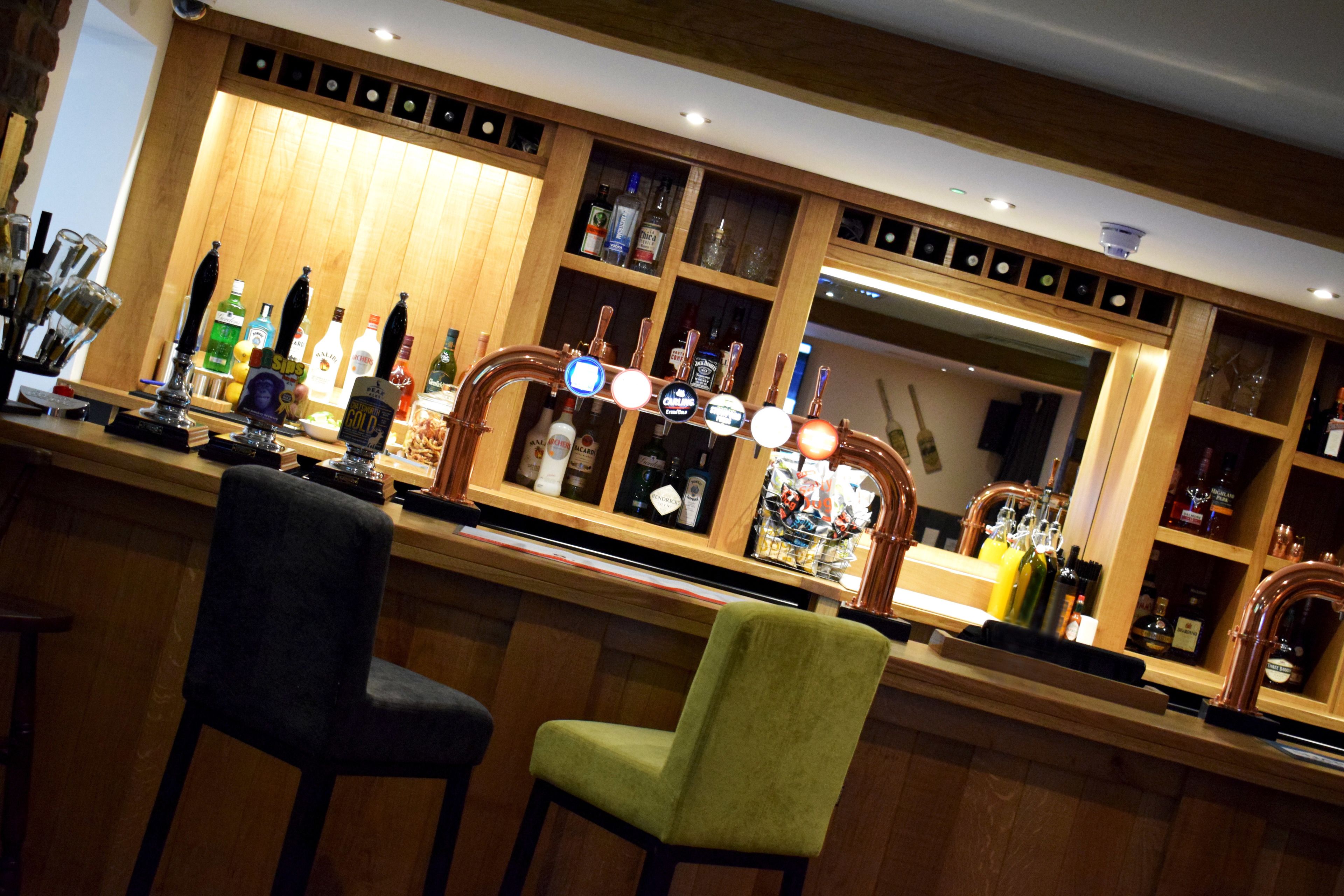 Serves breakfast, lunch and dinner