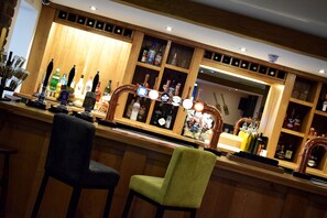 Serves breakfast, lunch and dinner