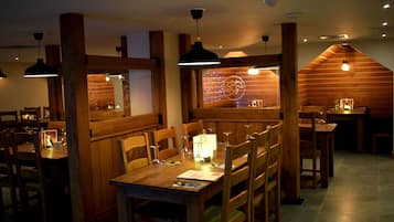 2 間餐廳,供應早餐、午餐和晚餐,英國料理