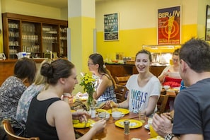 Petit déjeuner buffet servi tous les jours en supplément