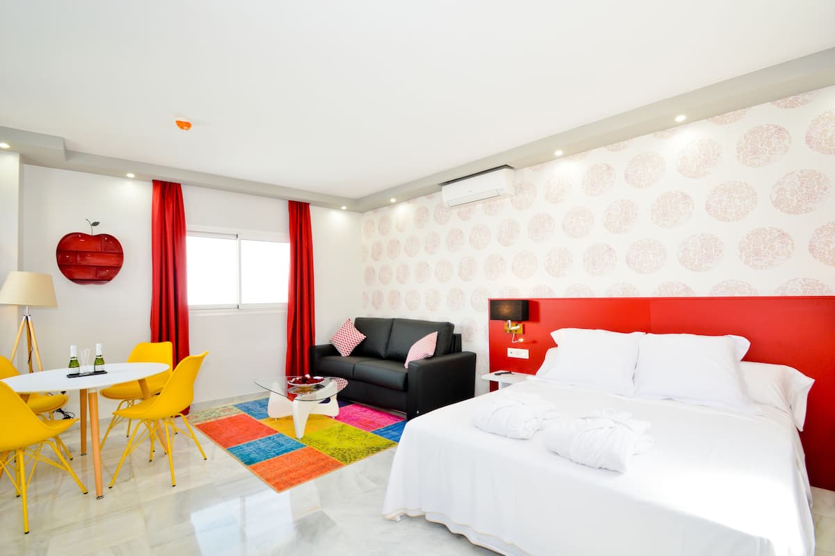 1 habitación, caja de seguridad en la habitación y escritorio