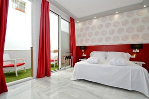 In-room safe, desk, blackout drapes, soundproofing - The Zentral Arenal Suites (Seville)