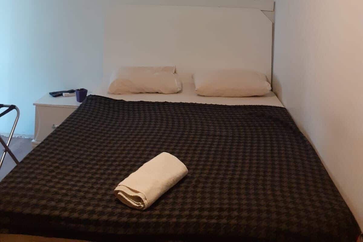 Habitación individual | Ropa de cama de alta calidad, minibar y tabla de planchar con plancha