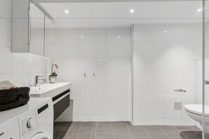Dusj, hårføner, håndklær og toalettpapir