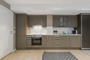 Full-size fridge, microwave, oven, stovetop - Forenom Apartments Oslo Opera (Oslo)