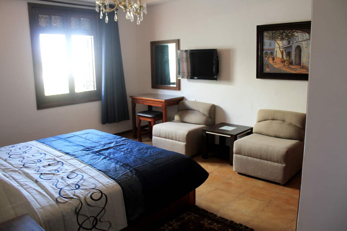 Habitación familiar | Ropa de cama de alta calidad, escritorio y cortinas blackout