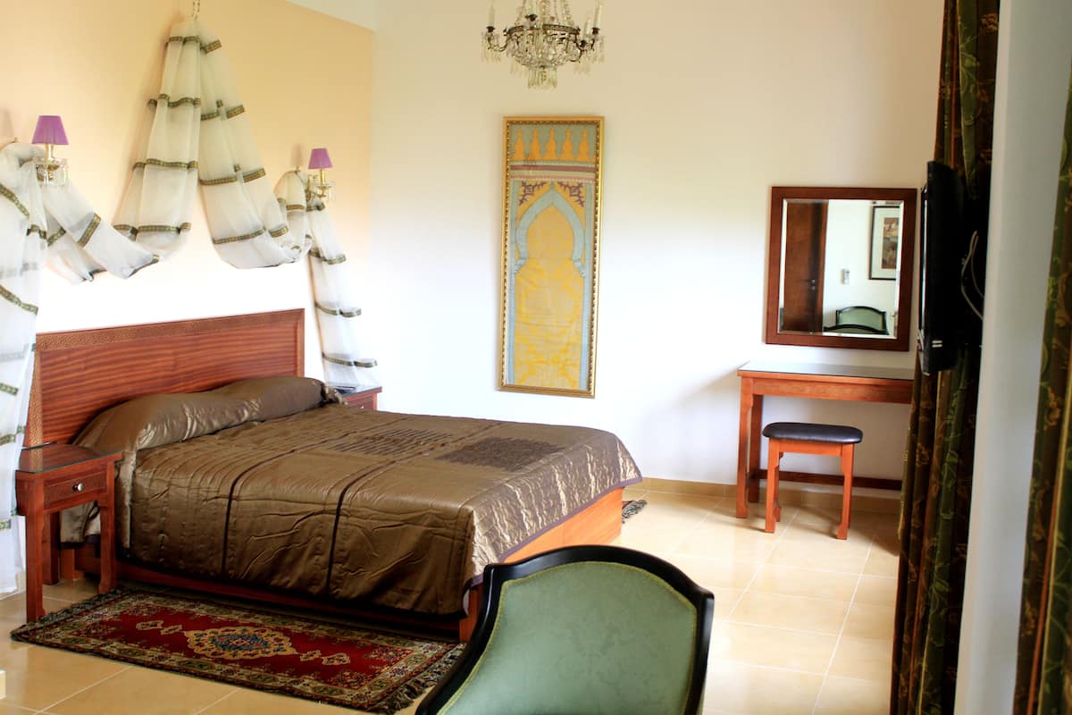 Suite Deluxe | Ropa de cama de alta calidad, escritorio y cortinas blackout