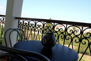 Chambre supérieure double, balcon | Balcon